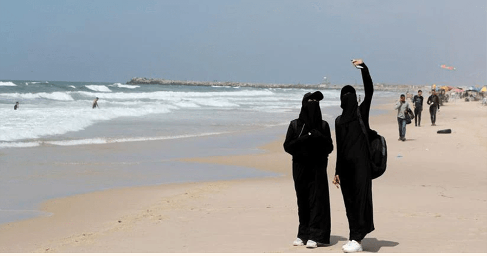 Leviathan - Ragazze palestinesi sulla spiaggia di Gaza