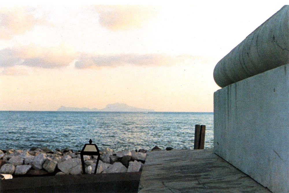 Luigi Ghirri  - L'isola di Capri vista dal Lungomare di Napoli