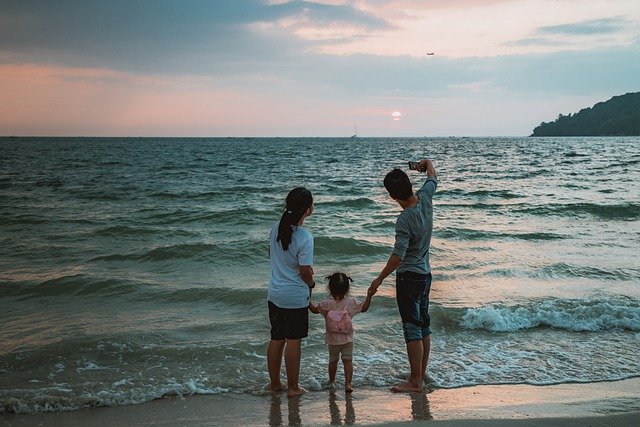 bambini - famiglia selfie al mare