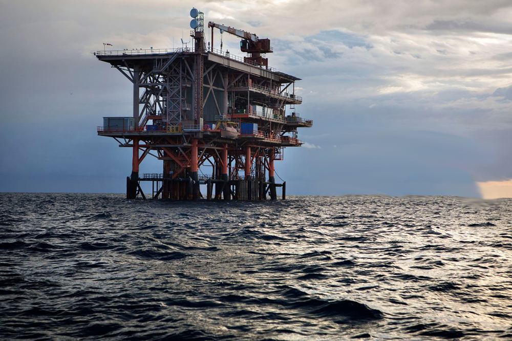 trivellare - una piattaforma petrolifera nel Mar Adriatico