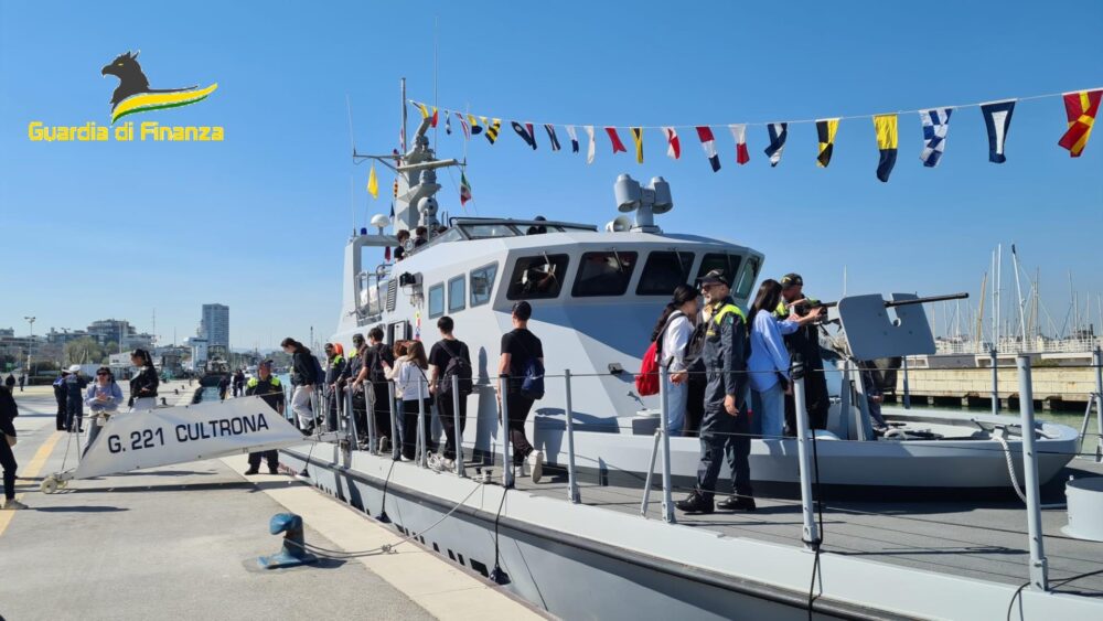 “Giornata del Mare”: studenti a bordo con la Guardia di Finanza