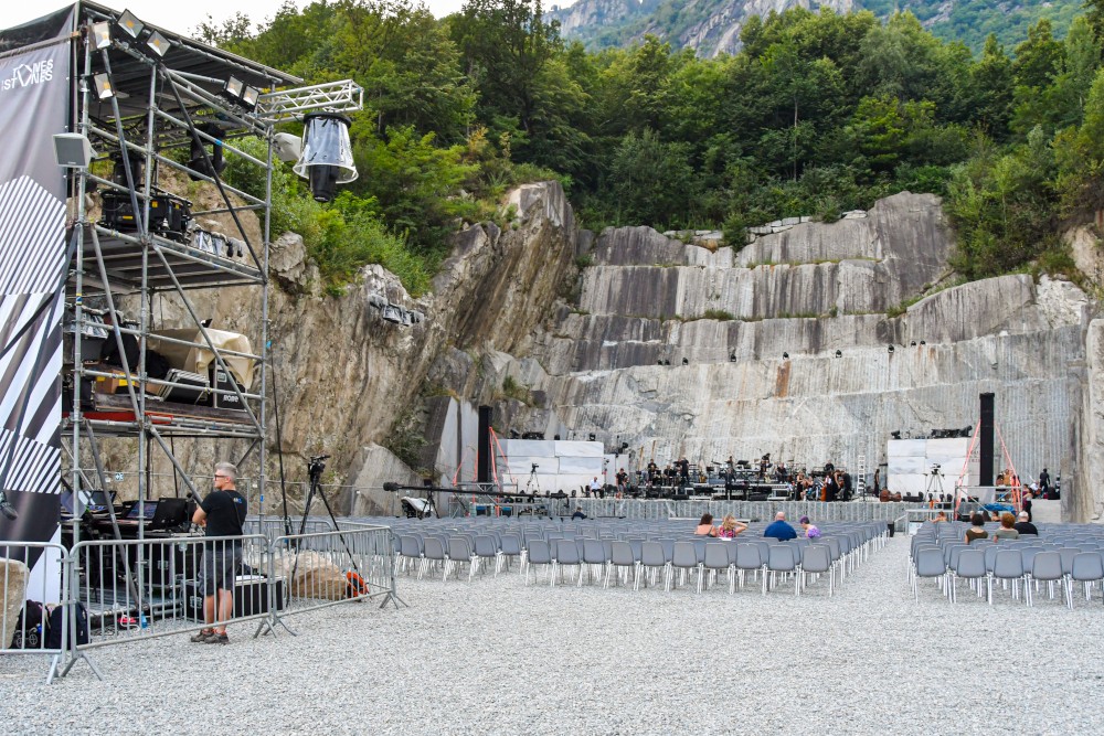 Tones Teatro Natura, un anfiteatro naturale ricavato dall’ex cava Roncino, a Oira di Crevoladossola
