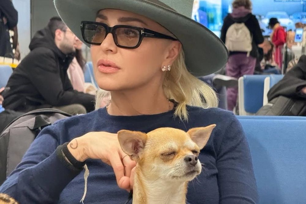 Paola Barale, conduttrie del festival insieme alla sua Rosita.