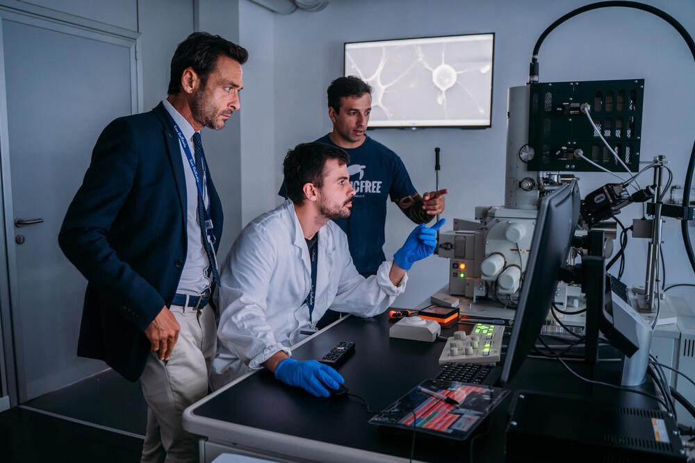 Il prof. Ennio Tasciotti con il presidente Luca De Gaetano nei laboratori dell'Università San Raffaele di Roma