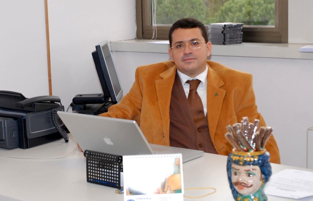 Il dott. dottor Alejandro Gastón Jantus Lordi de Sobremonte, direttore della rivista EJMDCS