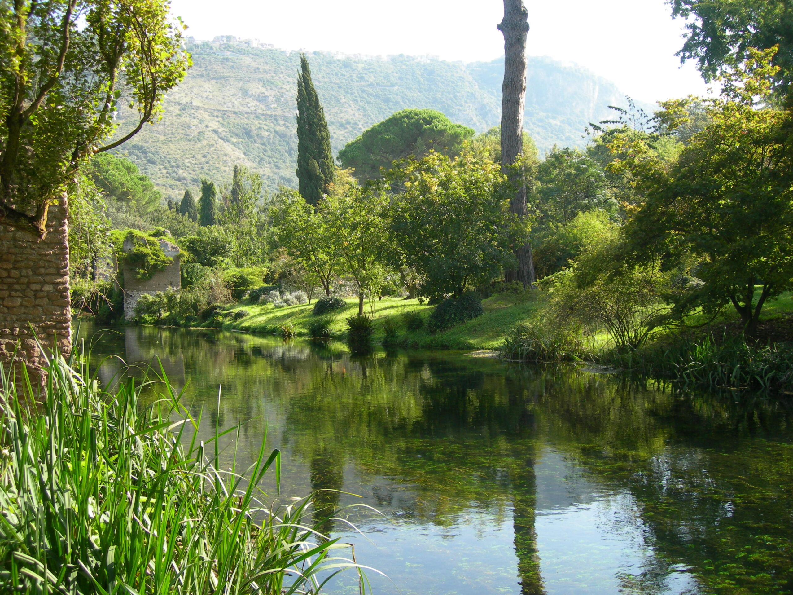 Ninfa: il giardino tra i più belli al mondo firmato da tre donne